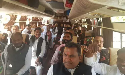 मध्य प्रदेश अपडेट: कुछ देर में कांग्रेस विधायक पहुंचेंगे एयरपोर्ट, 88 कांग्रेस और 4 निर्दलीय विधायक जाएंगे जयपुर मध्य प्रदेश अपडेट: कुछ देर में कांग्रेस विधायक पहुंचेंगे एयरपोर्ट, 88 कांग्रेस और 4 निर्दलीय विधायक जाएंगे जयपुर