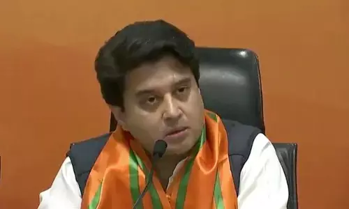 कमल का साथ छोड़कर कमल हाथ में लेकर भावुक हुए ज्योतिरादित्य सिंधिया कमल का साथ छोड़कर कमल हाथ में लेकर भावुक हुए ज्योतिरादित्य सिंधिया