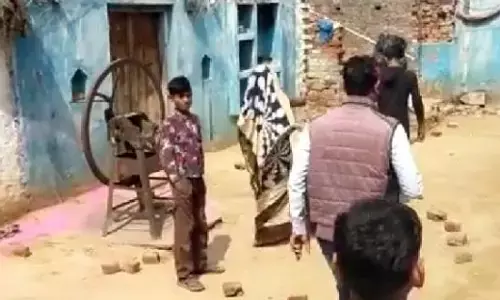 कासगंज: मामूली विवाद को लेकर दो पक्षों में जमकर हुआ पथराव, भारी पुलिस फोर्स के साथ पीएसी भी तैनात कासगंज: मामूली विवाद को लेकर दो पक्षों में जमकर हुआ पथराव, भारी पुलिस फोर्स के साथ पीएसी भी तैनात