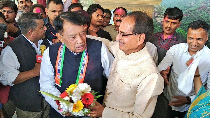 मध्यप्रदेश भाजपा में कलह के आसार, शिवराज को बनाया सीएम तो बागी होंगे कुछ नेता! मध्यप्रदेश भाजपा में कलह के आसार, शिवराज को बनाया सीएम तो बागी होंगे कुछ नेता!