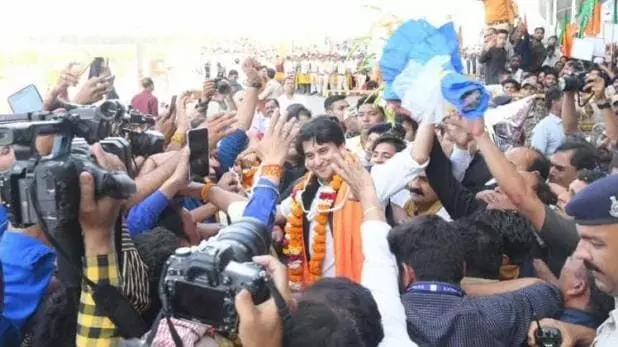 सिंधिया ने पहले ही दिन तोड़ दी केंद्र सरकार की एडवाईजरी सिंधिया ने पहले ही दिन तोड़ दी केंद्र सरकार की एडवाईजरी