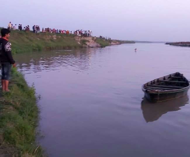 बागपत यमुना नदी में पलटी नाव, एक दर्जन से ज्यादा लोग सवार थे बागपत यमुना नदी में पलटी नाव, एक दर्जन से ज्यादा लोग सवार थे