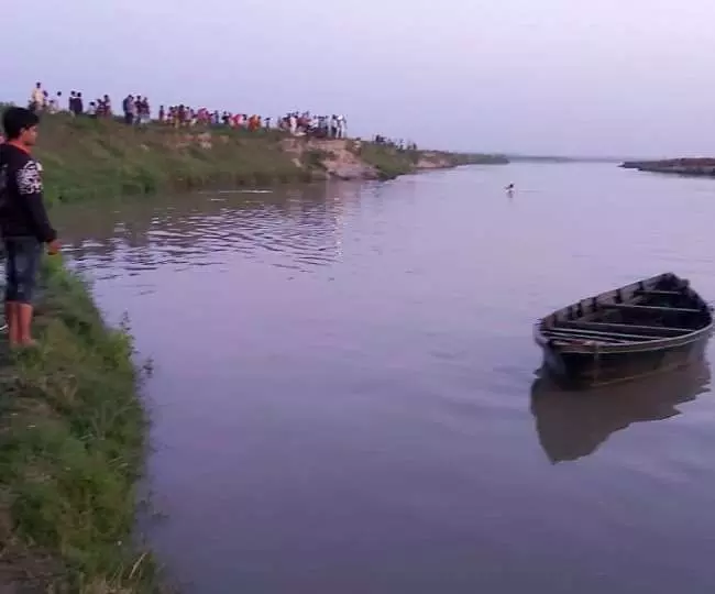 बागपत यमुना नदी में पलटी नाव, एक दर्जन से ज्यादा लोग सवार थे