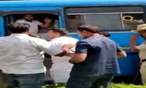 मध्यप्रदेश अपडेट : 9-10 विधायकों लेकर बाहर निकल रहे मंत्री पटवारी और लाखन सिंह को ऐन मौके पर किया पुलिस ने गिरफ्तार मध्यप्रदेश अपडेट : 9-10 विधायकों लेकर बाहर निकल रहे मंत्री पटवारी और लाखन सिंह को ऐन मौके पर किया पुलिस ने गिरफ्तार