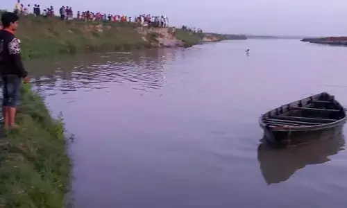बागपत यमुना नदी में पलटी नाव, एक दर्जन से ज्यादा लोग सवार थे