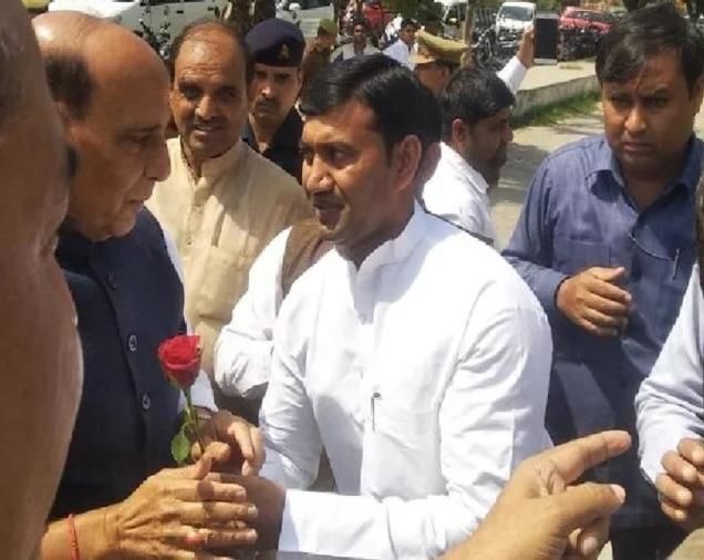 नोएडा में एक निजी कार्यक्रम में पहुचे रक्षा मंत्री राजनाथ सिंह, भाजपा कार्यकर्ताओं ने जोरदार स्वागत नोएडा में एक निजी कार्यक्रम में पहुचे रक्षा मंत्री राजनाथ सिंह, भाजपा कार्यकर्ताओं ने जोरदार स्वागत