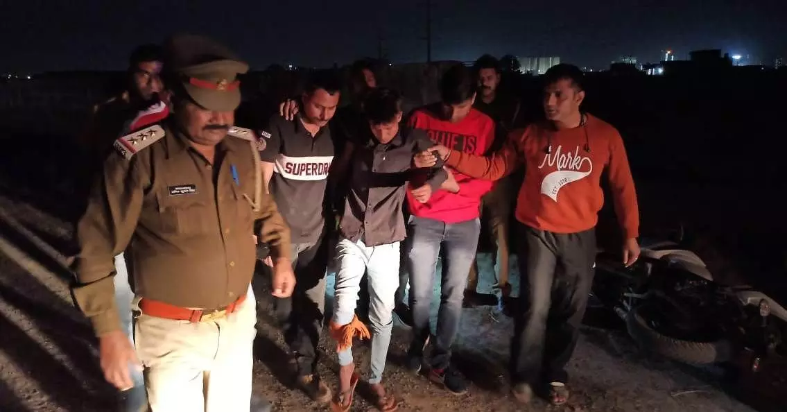 नोएडा में पुलिस मुठभेड़ में एक बदमाश गिरफ्तार, कब्जे से एक मोटर साइकिल व अन्य सामान बरामद