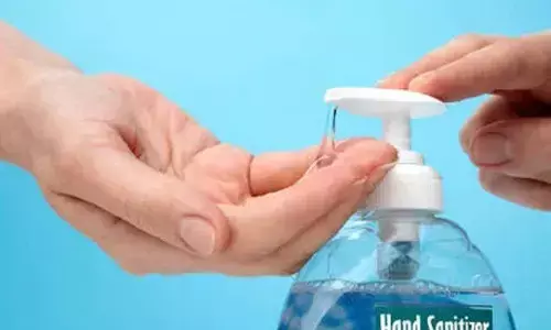 नोएडा : सैनिटाइजर खरीदने में परेशानी हो रही है तो परेशान न हों, करें ये काम और कोरोना से बचें! नोएडा : सैनिटाइजर खरीदने में परेशानी हो रही है तो परेशान न हों, करें ये काम और कोरोना से बचें!