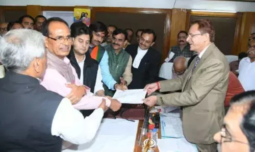 ज्योतिरादित्य सिंधिया ने राज्यसभा चुनाव के लिए किया नामांकन ज्योतिरादित्य सिंधिया ने राज्यसभा चुनाव के लिए किया नामांकन