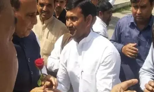 नोएडा में एक निजी कार्यक्रम में पहुचे रक्षा मंत्री राजनाथ सिंह, भाजपा कार्यकर्ताओं ने जोरदार स्वागत