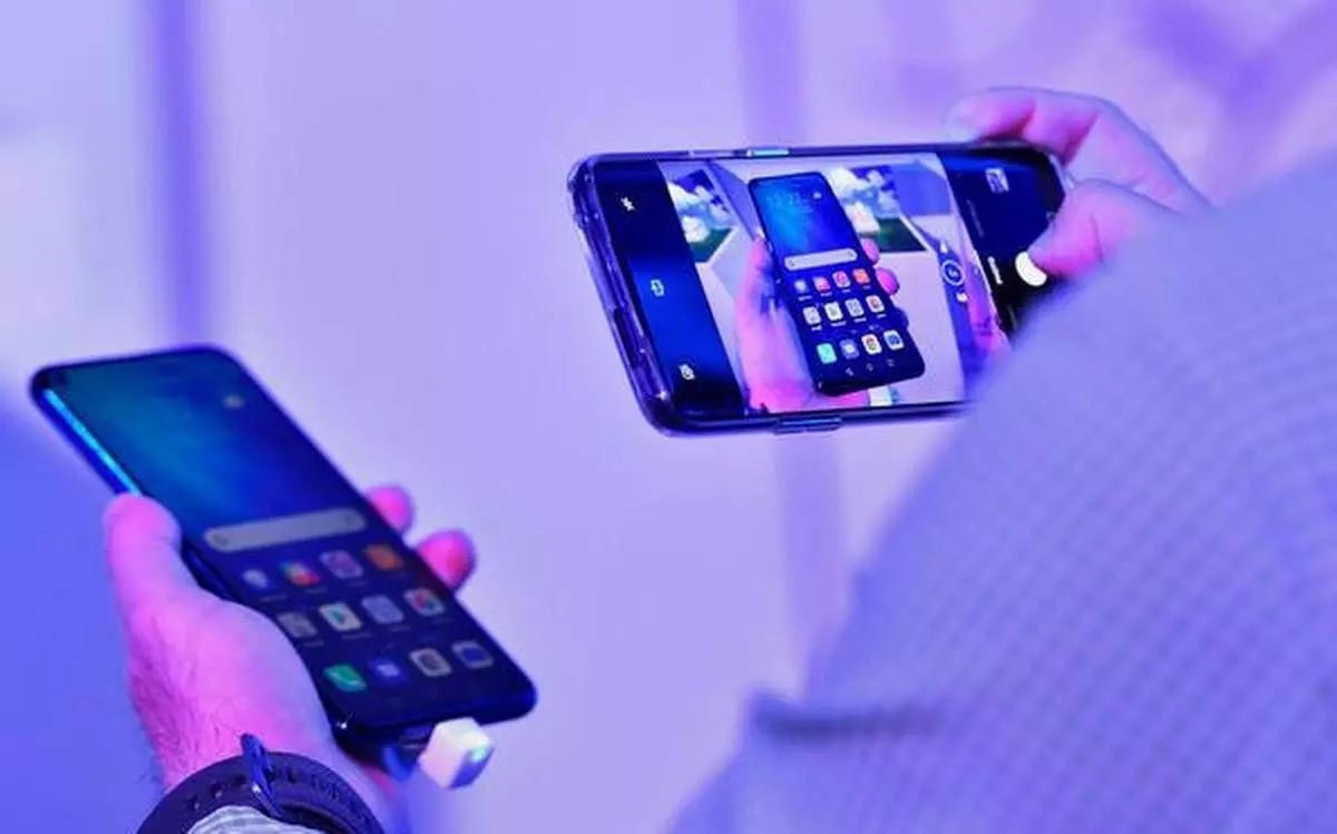 मोबाइल फोन पर जीएसटी 12 प्रतिशत से बढ़ाकर 18 प्रतिशत, बढ़ेंगे स्मार्टफोन के दाम