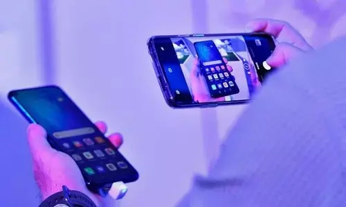 मोबाइल फोन पर जीएसटी 12 प्रतिशत से बढ़ाकर 18 प्रतिशत, बढ़ेंगे स्मार्टफोन के दाम मोबाइल फोन पर जीएसटी 12 प्रतिशत से बढ़ाकर 18 प्रतिशत, बढ़ेंगे स्मार्टफोन के दाम