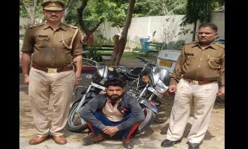 नोएडा: वाहन चोर को थाना फेस-2 पुलिस ने किया गिरफ्तार ,कब्जे से 02 मोटर साईकिल व अन्य सामान बरामद