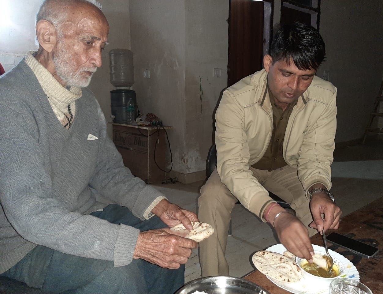 नोएडा पुलिस का मानवीय चेहरा चौकी इंचार्ज सनी कुमार का सराहनीय कार्य,रास्ता भटक गये बुजुर्ग को उसके परिजनों के मिलवाया नोएडा पुलिस का मानवीय चेहरा चौकी इंचार्ज सनी कुमार का सराहनीय कार्य,रास्ता भटक गये बुजुर्ग को उसके परिजनों के मिलवाया