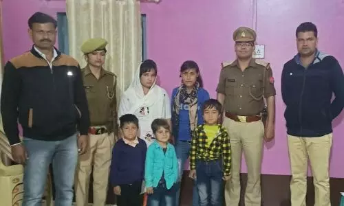 नोएडा पुलिस ने गुमशुदा महिला व 4 नाबालिग बच्चो को 12 घंटे में सकुशल बरामद कर परिजनों को सौंपा