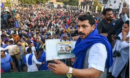 भीम आर्मी चीफ चंद्रशेखर ने बनाई नई पार्टी, कार्यकर्ताओं और पुलिस अधिकारियों के बीच हुई  नोंकझोक