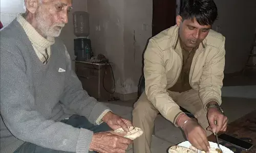 नोएडा पुलिस का मानवीय चेहरा चौकी इंचार्ज सनी कुमार का सराहनीय कार्य,रास्ता भटक गये बुजुर्ग को उसके परिजनों के मिलवाया