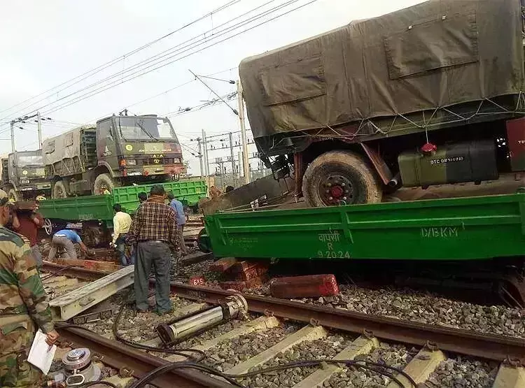 बम, गोले, बारूद से भरी मालगाड़ी पलटी, सेना ने किया पूरे इलाके पर कब्जा