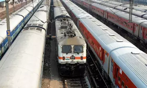 क्या सच में 15 अप्रैल से चलेंगी ट्रेनें? रेलवे ने दिया यह जबाब क्या सच में 15 अप्रैल से चलेंगी ट्रेनें? रेलवे ने दिया यह जबाब