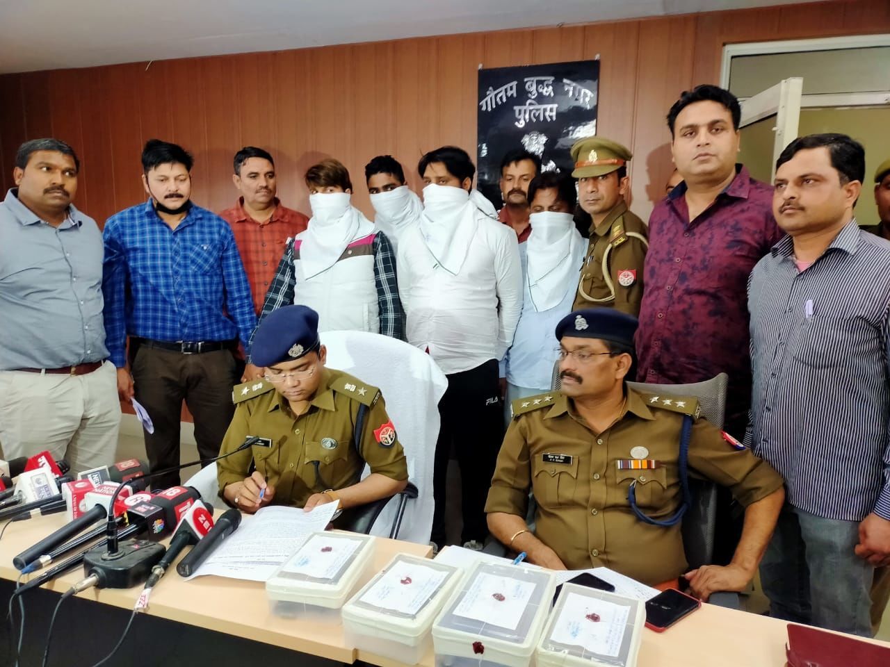 डीसीपी हरीश चन्दर के नेतृत्व में नोएडा पुलिस को मिली बड़ी सफलता, मुठभेड़ के दौरान सुन्दर भाटी गैंग के चार शार्प शूटर गिरफ्तार डीसीपी हरीश चन्दर के नेतृत्व में नोएडा पुलिस को मिली बड़ी सफलता, मुठभेड़ के दौरान सुन्दर भाटी गैंग के चार शार्प शूटर गिरफ्तार
