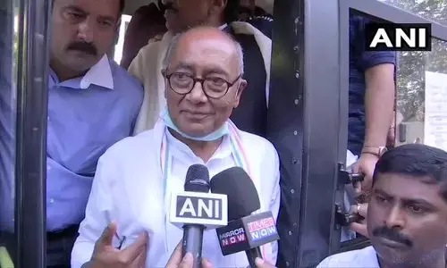 मध्यप्रदेश के रूठे विधायकों को मनाने गए दिग्विजय सिंह को रमाला होटल से किया पुलिस ने गिरफ्तार मध्यप्रदेश के रूठे विधायकों को मनाने गए दिग्विजय सिंह को रमाला होटल से किया पुलिस ने गिरफ्तार