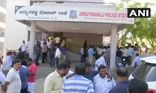 दिग्विजय सिंह विधायकों के चलते थाने में हुए बंद दिग्विजय सिंह विधायकों के चलते थाने में हुए बंद