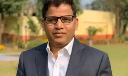 पिता की मौत के 24 घंटे के अंदर ही IAS ने फिर जॉइन की ड्यूटी, कोरोना के कहर से रोकने के लिए फिर शुरू की ड्यूटी पिता की मौत के 24 घंटे के अंदर ही IAS ने फिर जॉइन की ड्यूटी, कोरोना के कहर से रोकने के लिए फिर शुरू की ड्यूटी