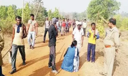 рдпреЗ рдХреМрди рдорд╣рд┐рд▓рд╛ рдЕрдзрд┐рдХрд╛рд░реА рдЬреЛ рдЬрдореАрди рдкрд░ рдмреИрдареА рд╣реИ, рд╣рдЬрд╛рд░реЛрдВ рд▓рд╛рдареА рд▓рд┐рдП рд▓реЛрдЧреЛрдВ рдХреЗ рд╕рд╛рдордиреЗ рд╣рд╛рде рдЬреЛреЬрдХрд░ рднреАреЩ рдорд╛рдБрдЧ рдХреНрдпреЛрдВ рд░рд╣реА рд╣реИ? рдпреЗ рдХреМрди рдорд╣рд┐рд▓рд╛ рдЕрдзрд┐рдХрд╛рд░реА рдЬреЛ рдЬрдореАрди рдкрд░ рдмреИрдареА рд╣реИ, рд╣рдЬрд╛рд░реЛрдВ рд▓рд╛рдареА рд▓рд┐рдП рд▓реЛрдЧреЛрдВ рдХреЗ рд╕рд╛рдордиреЗ рд╣рд╛рде рдЬреЛреЬрдХрд░ рднреАреЩ рдорд╛рдБрдЧ рдХреНрдпреЛрдВ рд░рд╣реА рд╣реИ?