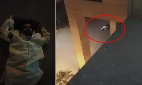 दिल्ली के सफदरजंग अस्पताल की सातवीं मंजिल से कोरोना के संदिग्ध मरीज ने कूदकर खुदकुशी कर ली. दिल्ली के सफदरजंग अस्पताल की सातवीं मंजिल से कोरोना के संदिग्ध मरीज ने कूदकर खुदकुशी कर ली.