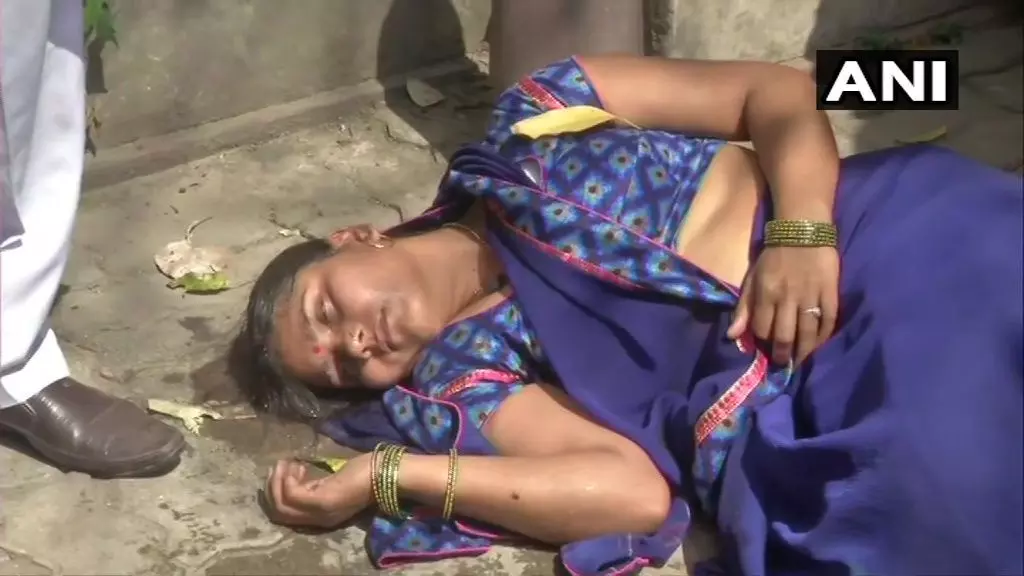 निर्भया के दोषी अक्षय की पत्नी पुनीता देवी पटियाला हाउस कोर्ट के आगे हुईं बेहोश