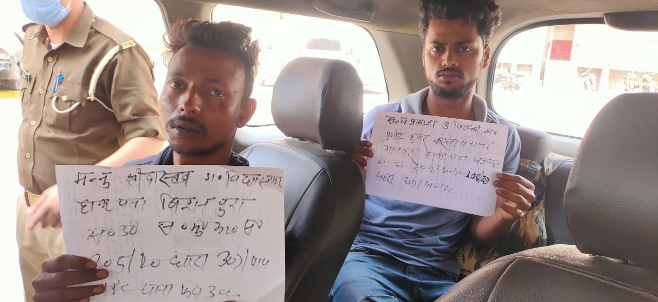 कार में लिफ्ट देने के बहाने लोगों के साथ लूट-पाट करने वाले दो लुटेरों को नोएडा पुलिस ने किया गिरफ्तार कार में लिफ्ट देने के बहाने लोगों के साथ लूट-पाट करने वाले दो लुटेरों को नोएडा पुलिस ने किया गिरफ्तार