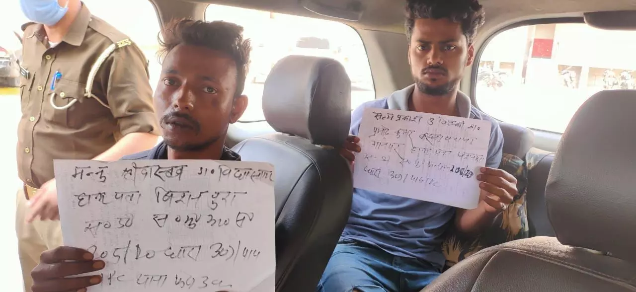 कार में लिफ्ट देने के बहाने लोगों के साथ लूट-पाट करने वाले दो लुटेरों को नोएडा पुलिस ने किया  गिरफ्तार