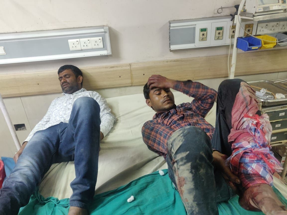 नोएडा पुलिस की तेल चोर गैंग से हुई मुठभेड़, 25000 के इनामी समेत दो को लगी गोली और तीन बदमाश मौके से फरार नोएडा पुलिस की तेल चोर गैंग से हुई मुठभेड़, 25000 के इनामी समेत दो को लगी गोली और तीन बदमाश मौके से फरार
