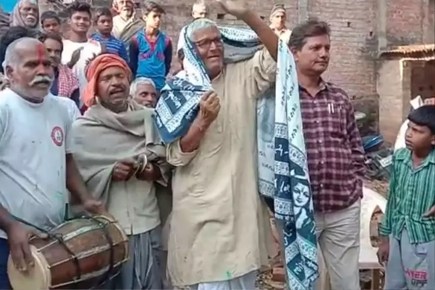 निर्भया के दादा बोले खत्म हो गया कोरोना, फिर मनाई होली निर्भया के दादा बोले खत्म हो गया कोरोना, फिर मनाई होली