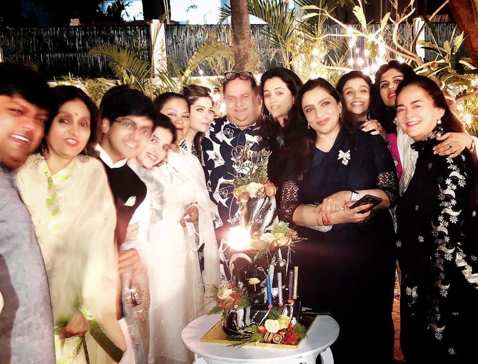 कनिका कपूर लखनऊ में वे जिस पार्टी में शामिल हुईं, उसमें वसुंधरा और उनके बेटे सांसद दुष्यंत मौजूद थे, लोगों में हड़कंप! कनिका कपूर लखनऊ में वे जिस पार्टी में शामिल हुईं, उसमें वसुंधरा और उनके बेटे सांसद दुष्यंत मौजूद थे, लोगों में हड़कंप!