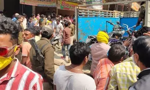 यूपी में चार लोंगो को ट्रक ने कुचल दिया, तीन की हुई मौत व एक की हालत नाज़ुक यूपी में चार लोंगो को ट्रक ने कुचल दिया, तीन की हुई मौत व एक की हालत नाज़ुक