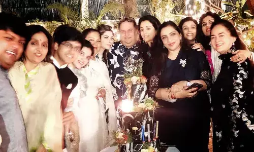 कनिका कपूर लखनऊ में वे जिस पार्टी में शामिल हुईं, उसमें वसुंधरा और उनके बेटे सांसद दुष्यंत मौजूद थे, लोगों में हड़कंप! कनिका कपूर लखनऊ में वे जिस पार्टी में शामिल हुईं, उसमें वसुंधरा और उनके बेटे सांसद दुष्यंत मौजूद थे, लोगों में हड़कंप!