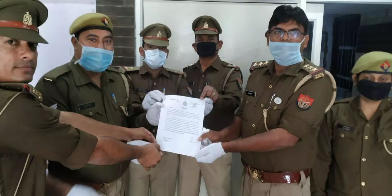 एसपी ग्रामीण द्वारा दिया गया प्रशस्तिपत्र थाना प्रभारी ने बीट पुलिस ऑफिसर को सौंपा