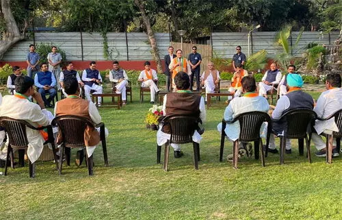 कांग्रेस के बागी विधायक बीजेपी में शामिल कांग्रेस के बागी विधायक बीजेपी में शामिल
