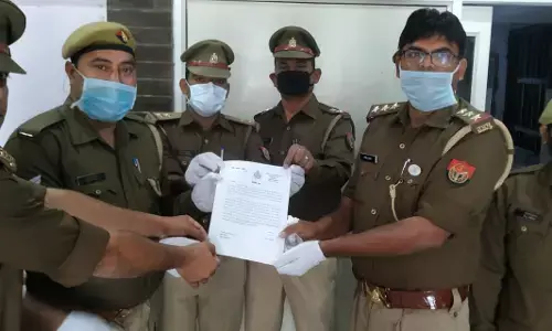 एसपी ग्रामीण द्वारा दिया गया प्रशस्तिपत्र थाना प्रभारी ने बीट पुलिस ऑफिसर को सौंपा एसपी ग्रामीण द्वारा दिया गया प्रशस्तिपत्र थाना प्रभारी ने बीट पुलिस ऑफिसर को सौंपा