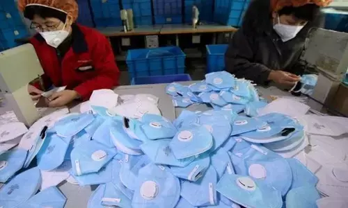 दिल्ली के सुल्तानपुरी में नकली फेस मास्क बनाने वाली फेक्टरी पर SDM रोहिणी ने की रेड, कई हज़ार नकली मास्क के साथ रॉ मैटीरियल भी जब्त