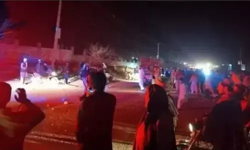 पाकिस्तान में क्वारंटाइन सेंटर में मची अफ़रा-तफ़री पाकिस्तान में क्वारंटाइन सेंटर में मची अफ़रा-तफ़री