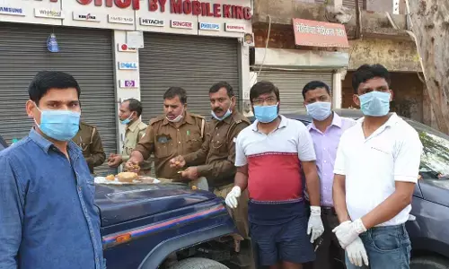 एटा : जनता कर्फ्यू : सुरक्षा में तैनात पुलिसकर्मियों को युवाओं ने खिलाया खाना एटा : जनता कर्फ्यू : सुरक्षा में तैनात पुलिसकर्मियों को युवाओं ने खिलाया खाना