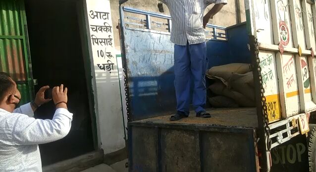 बिजनौर :कालाबाजारी में जा रहा 48 कुंटल गेहूं बरामद,खाद्यान्न माफिया फरार बिजनौर :कालाबाजारी में जा रहा 48 कुंटल गेहूं बरामद,खाद्यान्न माफिया फरार