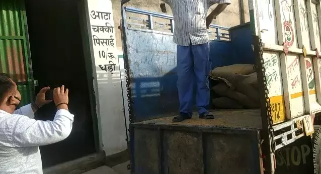 बिजनौर :कालाबाजारी में जा रहा 48 कुंटल गेहूं बरामद,खाद्यान्न माफिया फरार बिजनौर :कालाबाजारी में जा रहा 48 कुंटल गेहूं बरामद,खाद्यान्न माफिया फरार