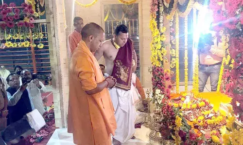 आखिर खत्म हुआ 28 सालों का इंतजार, टेंट से निकल अस्थायी मंदिर में शिफ्ट हुए रामलला, कम योगी बने गवाह आखिर खत्म हुआ 28 सालों का इंतजार, टेंट से निकल अस्थायी मंदिर में शिफ्ट हुए रामलला, कम योगी बने गवाह