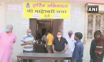 श्रीमहेश्वरी सभा दे रही लोगों को लॉक डाउन के दौरान खाना श्रीमहेश्वरी सभा दे रही लोगों को लॉक डाउन के दौरान खाना