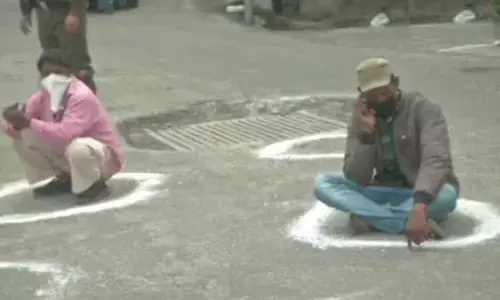 लॉकडाउन तोड़ने की कड़ी सजा, पुलिस ने सड़क पर ऐसा सिखाया लॉकडाउन तोड़ने की कड़ी सजा, पुलिस ने सड़क पर ऐसा सिखाया