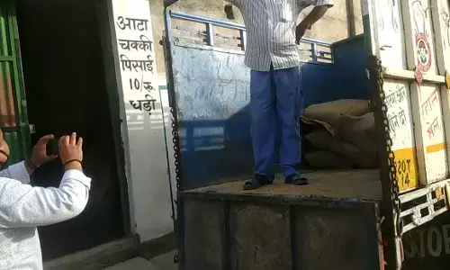 बिजनौर :कालाबाजारी में जा रहा 48 कुंटल गेहूं बरामद,खाद्यान्न माफिया फरार बिजनौर :कालाबाजारी में जा रहा 48 कुंटल गेहूं बरामद,खाद्यान्न माफिया फरार