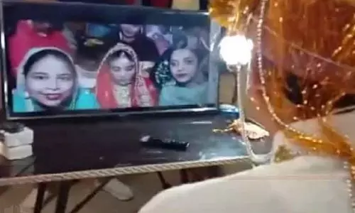 लॉकडाउन के दौरान दो बहनों का निकाह हुआ ऐसे! लॉकडाउन के दौरान दो बहनों का निकाह हुआ ऐसे!